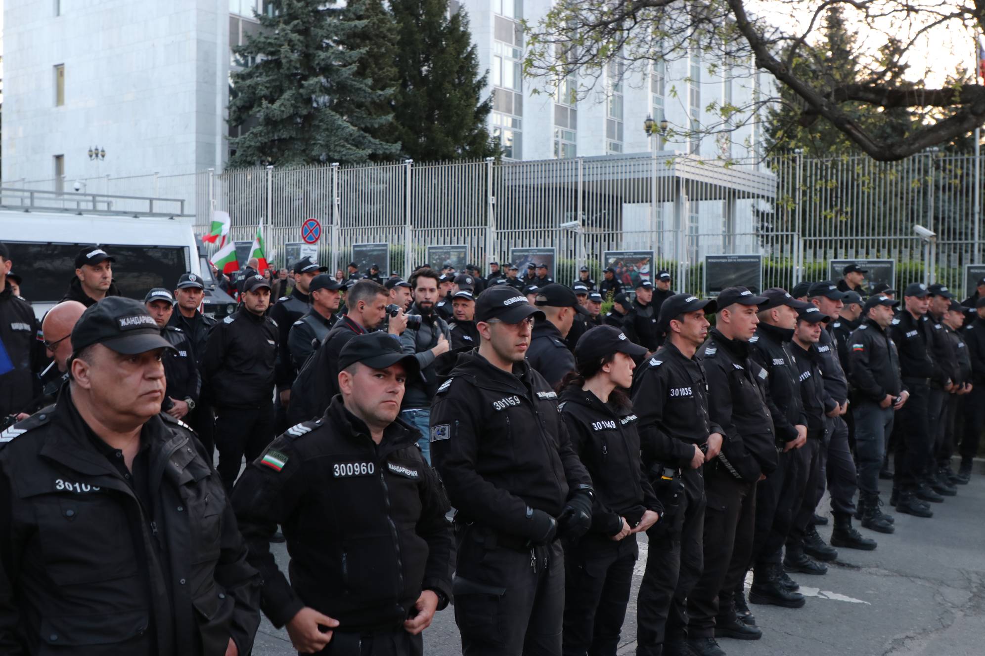 Няколко кордона полицаи и жандармерия пред рашисткото посолство